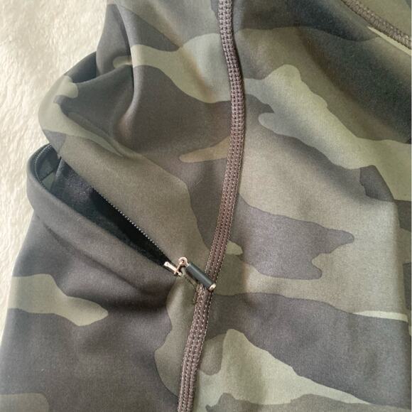 Athleta women's size large petite Green Camouflage Capri leggings - Picture 6 of 10